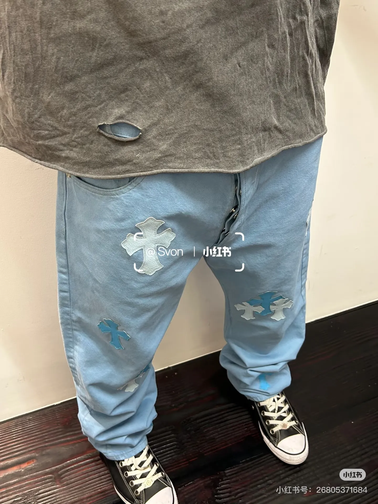 P280 Style number: D380 Chrome hearts CH grams new dopamine blue classic cross-fit leather jeans Size: s-xl (28 30 32 34) Color: dopamine light blue Size reference 28 pants length 100 waist circumference 72 30 pants length 101 waist circumference 76 32 pants length 103 waist circumference 80 34 pants length 104 waist circumference 84